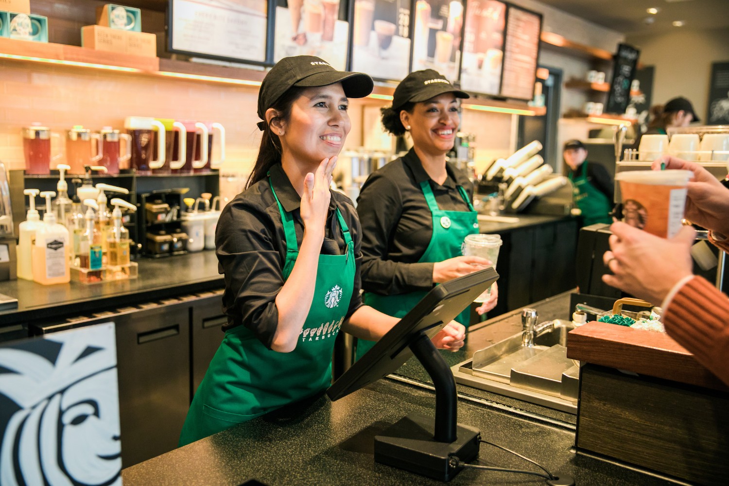 Starbucks: requisiti e vantaggi di lavorare